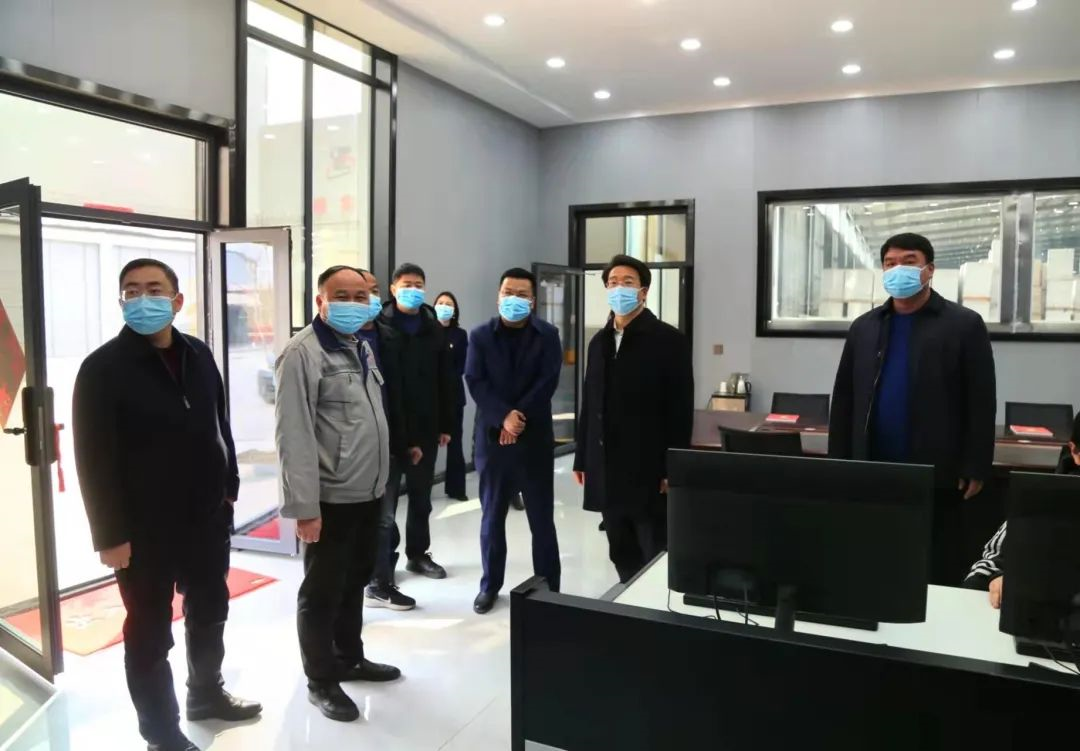新密市市委副書(shū)記、市長(zhǎng)程洋調(diào)研新密市正興耐火材料有限公司，送服務(wù)強(qiáng)信心，沖刺首季“開(kāi)門(mén)紅”！(圖1)